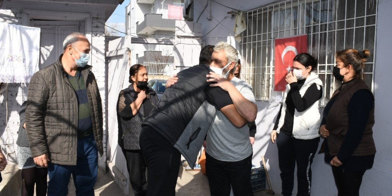 Kaçırılan Denizci Evinde Alkışlarla Karşılandı