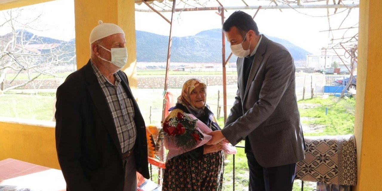 Ulutaş, Sevgililer Gününde Yaşlı Çiftleri Ziyaret Etti