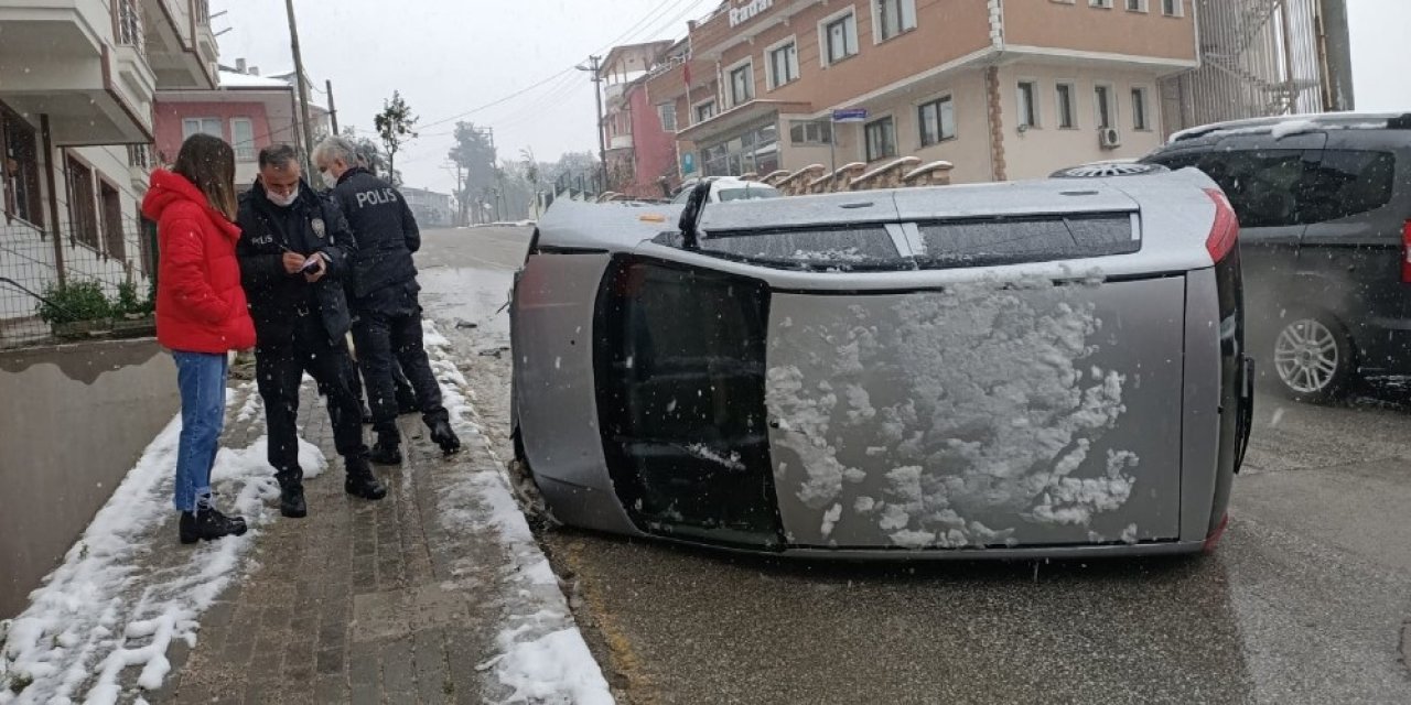 Karda Kayan Otomobil Ağaca Çarptı
