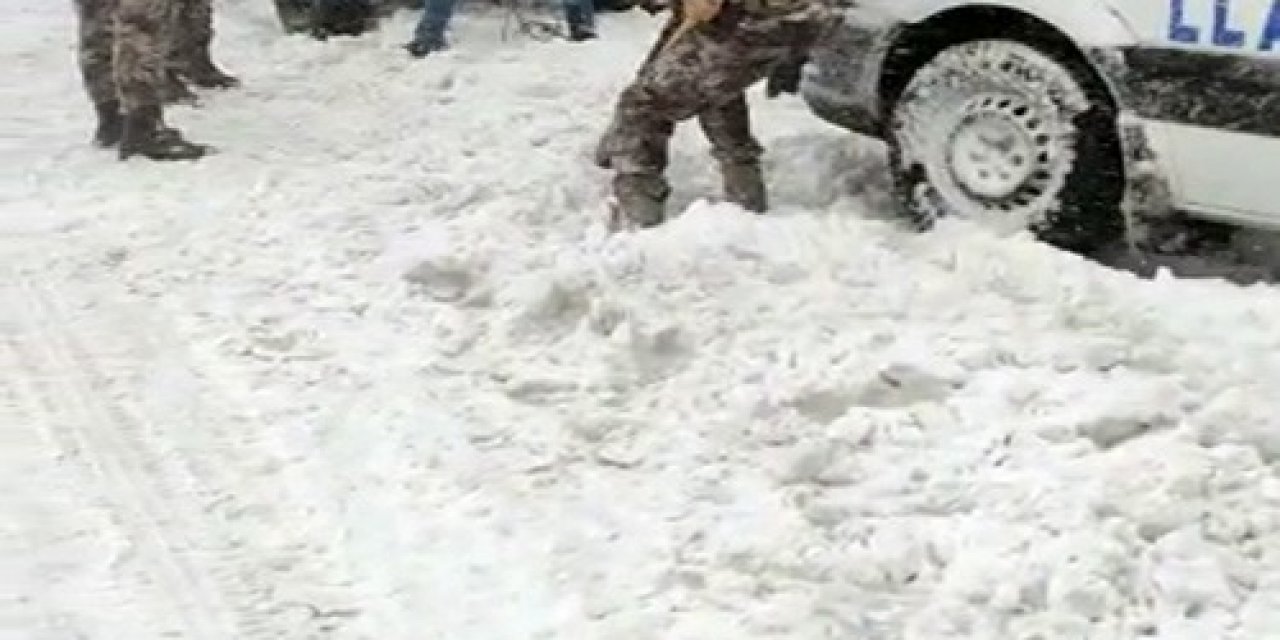 Arnavutköy’de Yolda Kalan Servisin Yardımına Polis Koştu