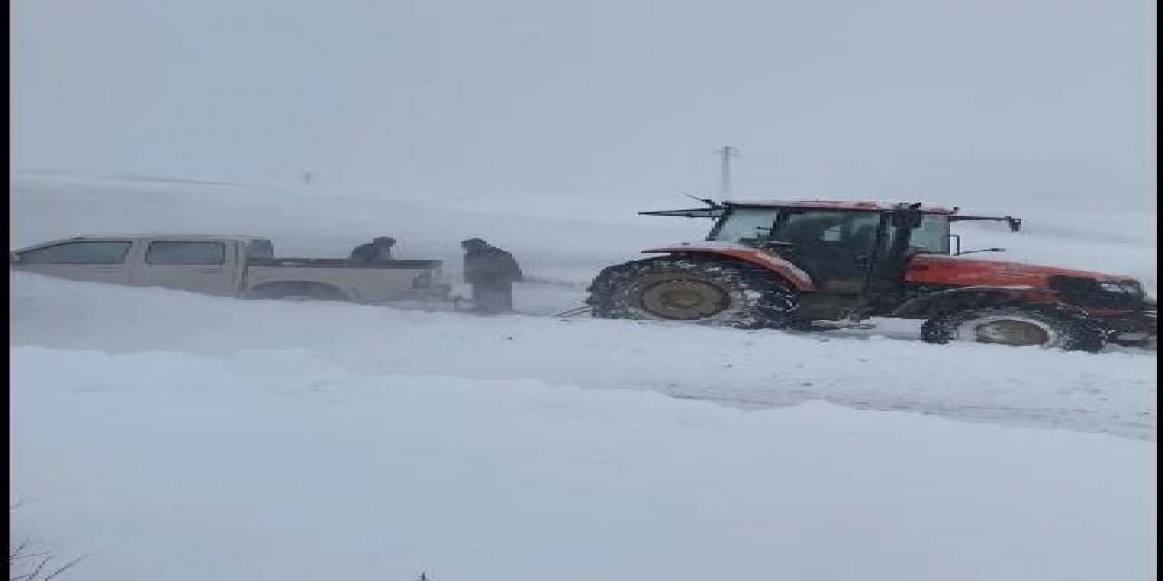 Tekirdağ’da Yarım Metrelik Karda Mahsur Kalan Araçlar Traktörle Kurtarıldı