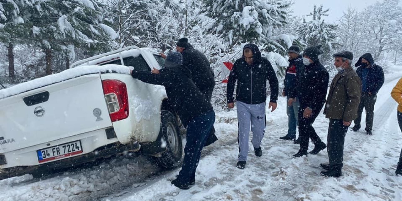 Yolda Kalan Sürücülerin Yardımına Jandarma Yetişti