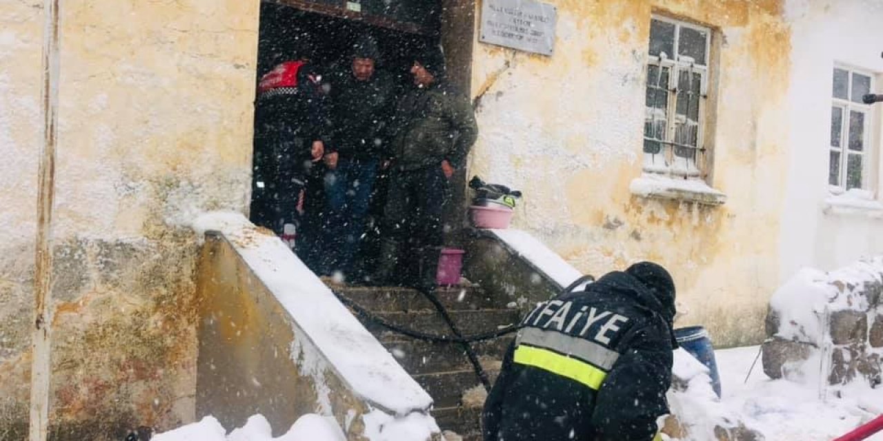 Ezine’de Köy Okulunda Yangın