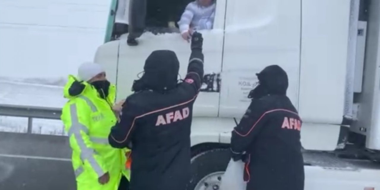 Kar Ve Fırtınanın Ortasında Kalan Tır Sürücülerinin İmdadına Afad Ekibi Yetişti