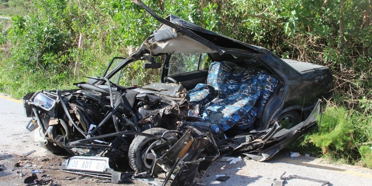 Taş Dolu Kamyon, Otomobille Çarpıştı: 2 Yaralı