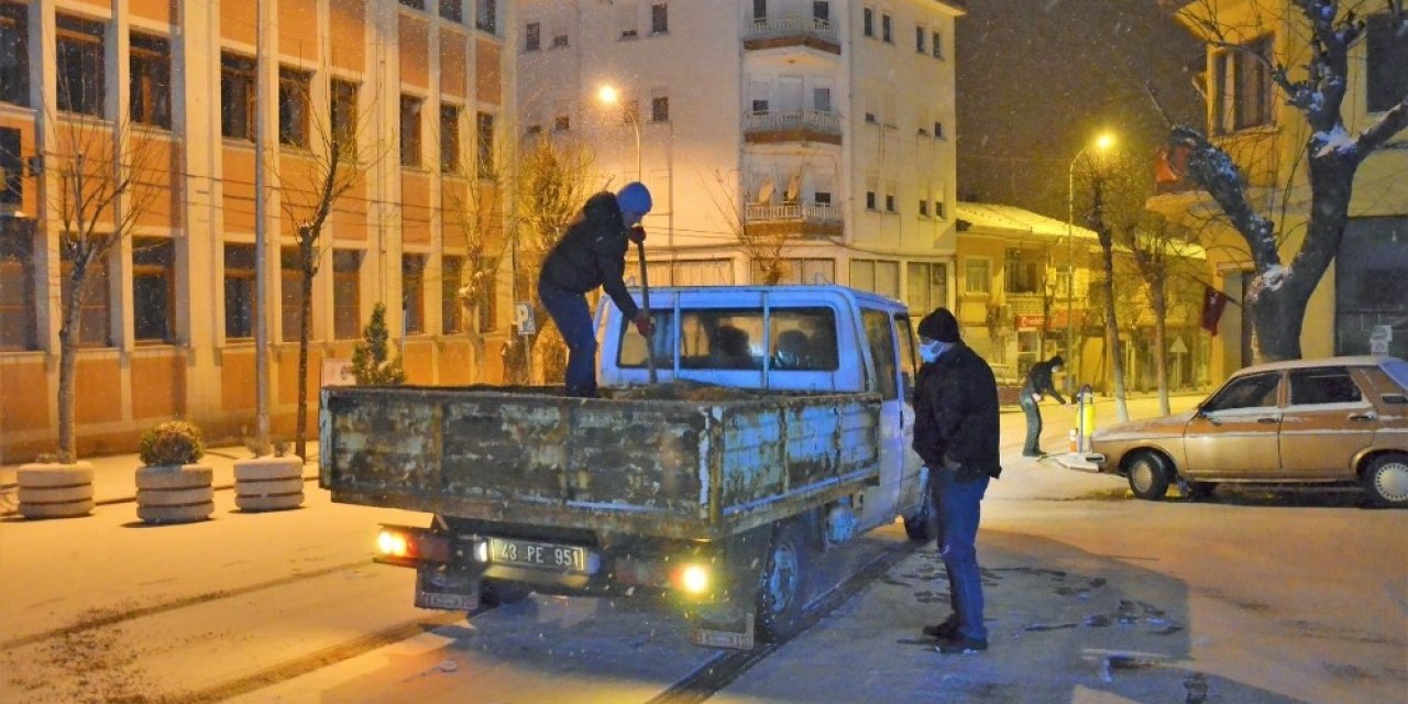 Emet’te Karla Mücadele Ve Tuzlama Çalışmaları