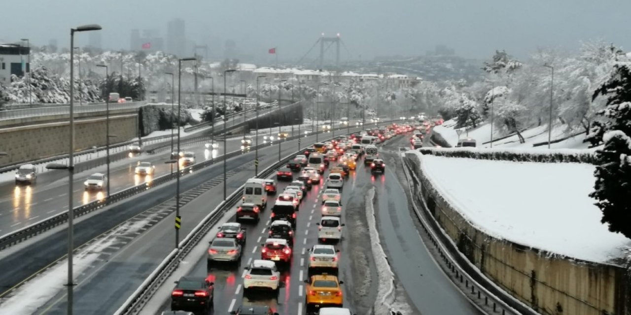 Kar Yağışı Ve 56 Saatlik Kısıtlama Sonrası 15 Temmuz Şehitler Köprüsü’nde Trafik Yoğunluğu