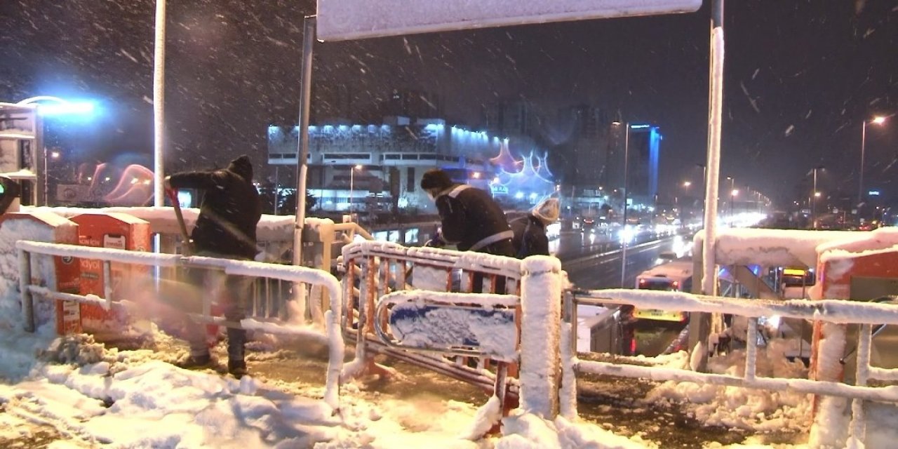 56 Saatlik Kısıtlama Sonrası İ̇stanbullular Haftaya Karla Başladı