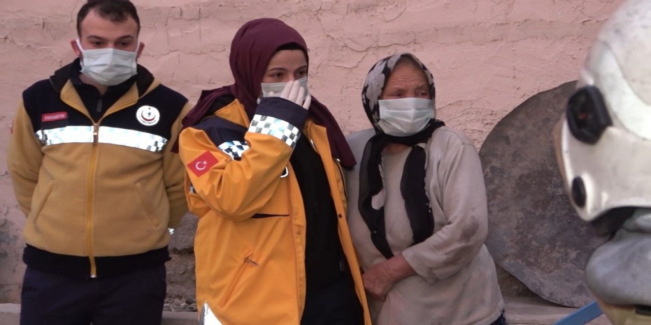 Evinin Odunluğu Yandı, 76 Yaşındaki Kadın Gözyaşlarını Tutamadı