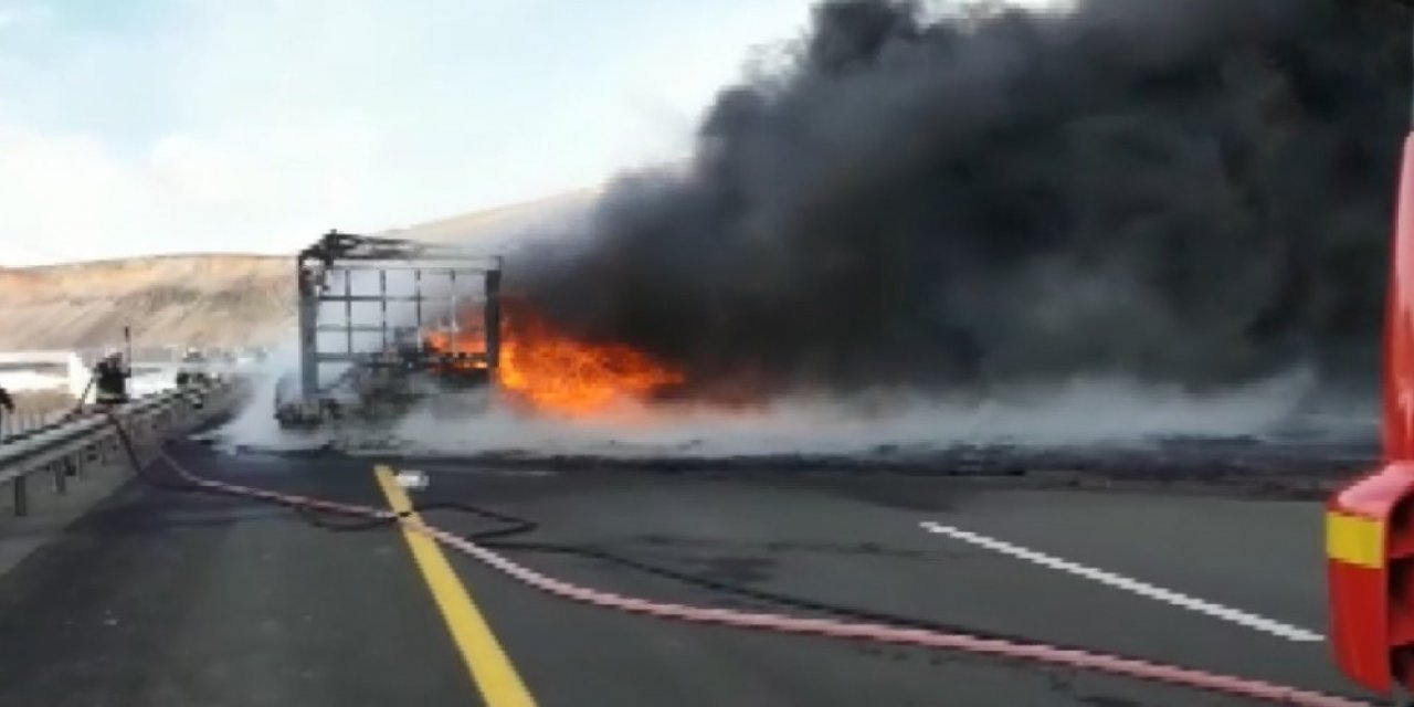 Seyir Halindeki Tır Yanarak Kül Oldu