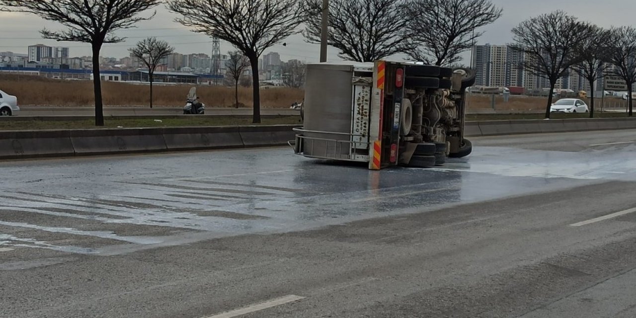 Başkent’te Süt Kamyonu Devrildi: 1 Yaralı