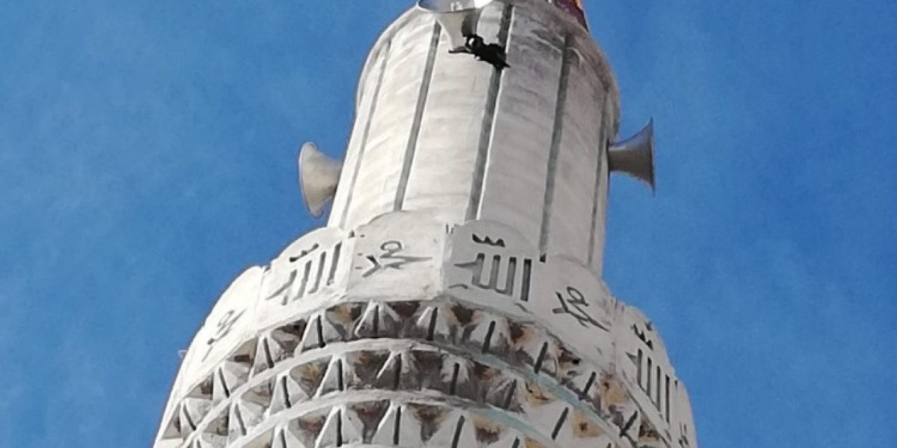 Kırşehir’de Minarenin Hoparlörüne Takılan Karga Kurtarıldı