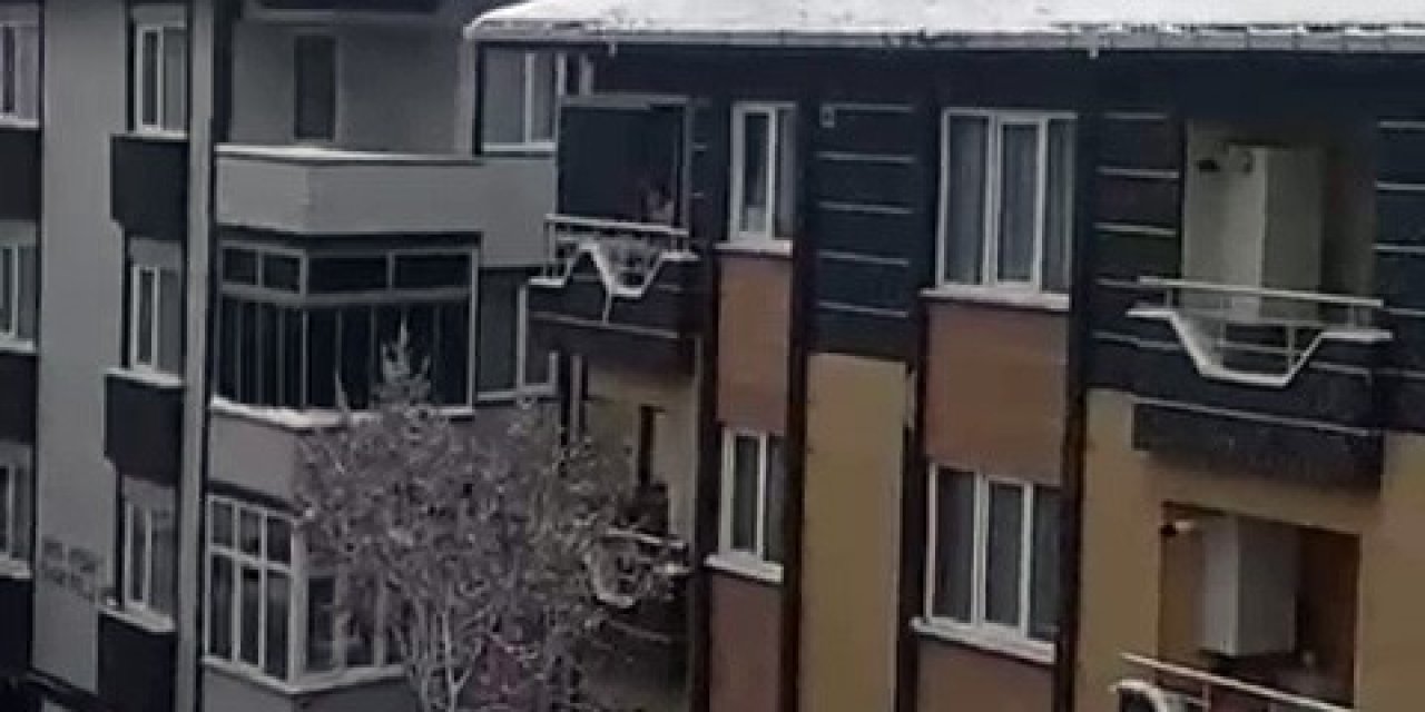 Çatıda Tehlikeli Kar Temizleme Anı Kamerada