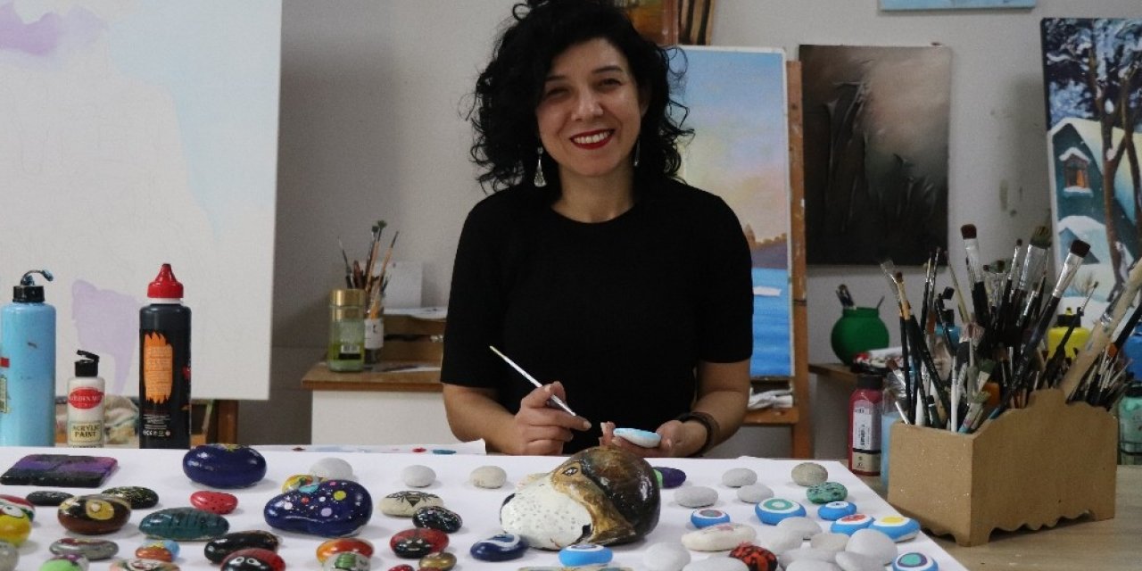 Tuvalde Gördüğü Resimleri Minik Doğal Taşlar Üzerine Nakşetti