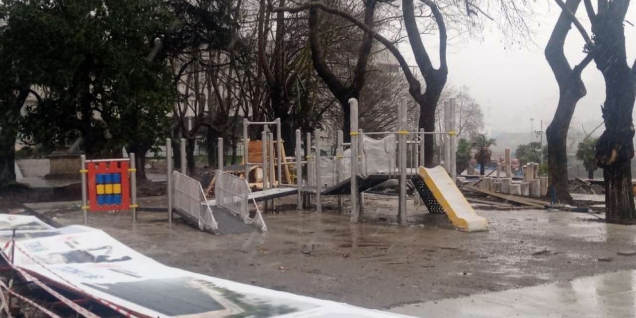 Zonguldak’ta Şiddetli Rüzgarda Reklam Panosu Devrildi