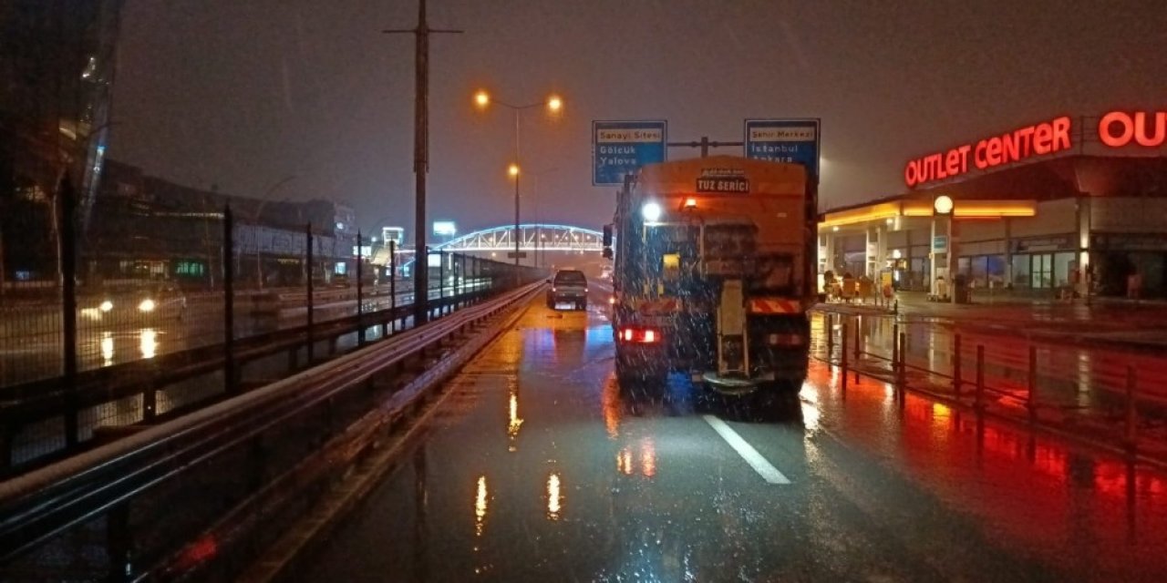 D-100 Ve D-130 Karayolları Tuzlanıyor