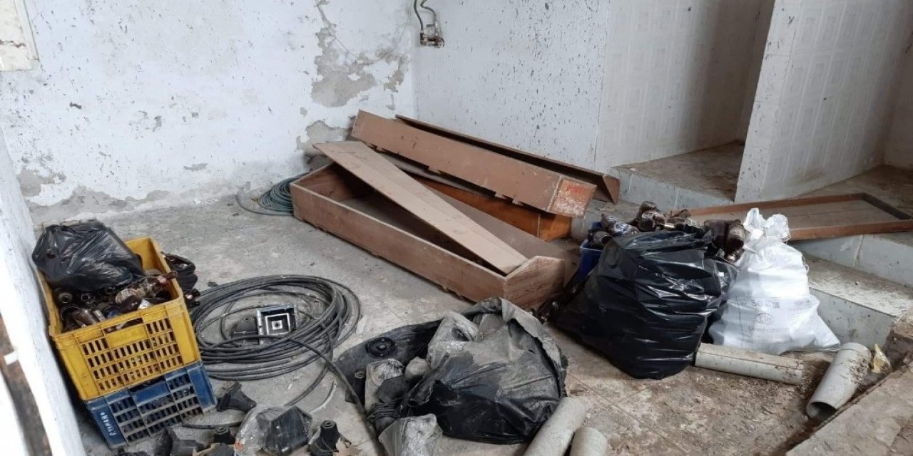 Tabutların Yanında Bira Şişelerinin Ne İşi Var