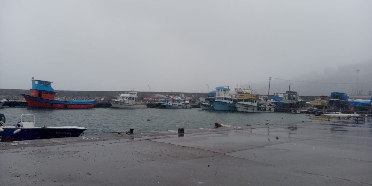 Balıkçılar Fırtına Nedeniyle Limana Sığındı