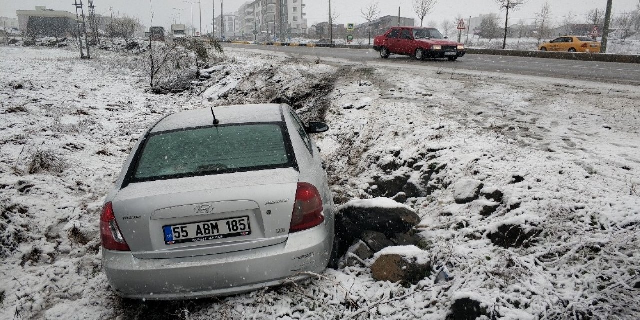 Samsun’da Kardan Kayan Otomobil Şarampole Uçtu
