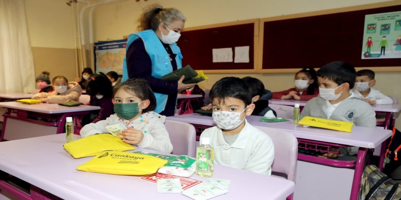 Çankaya Belediyesi’nden Minik Öğrencilere Hijyen Seti Hediyesi