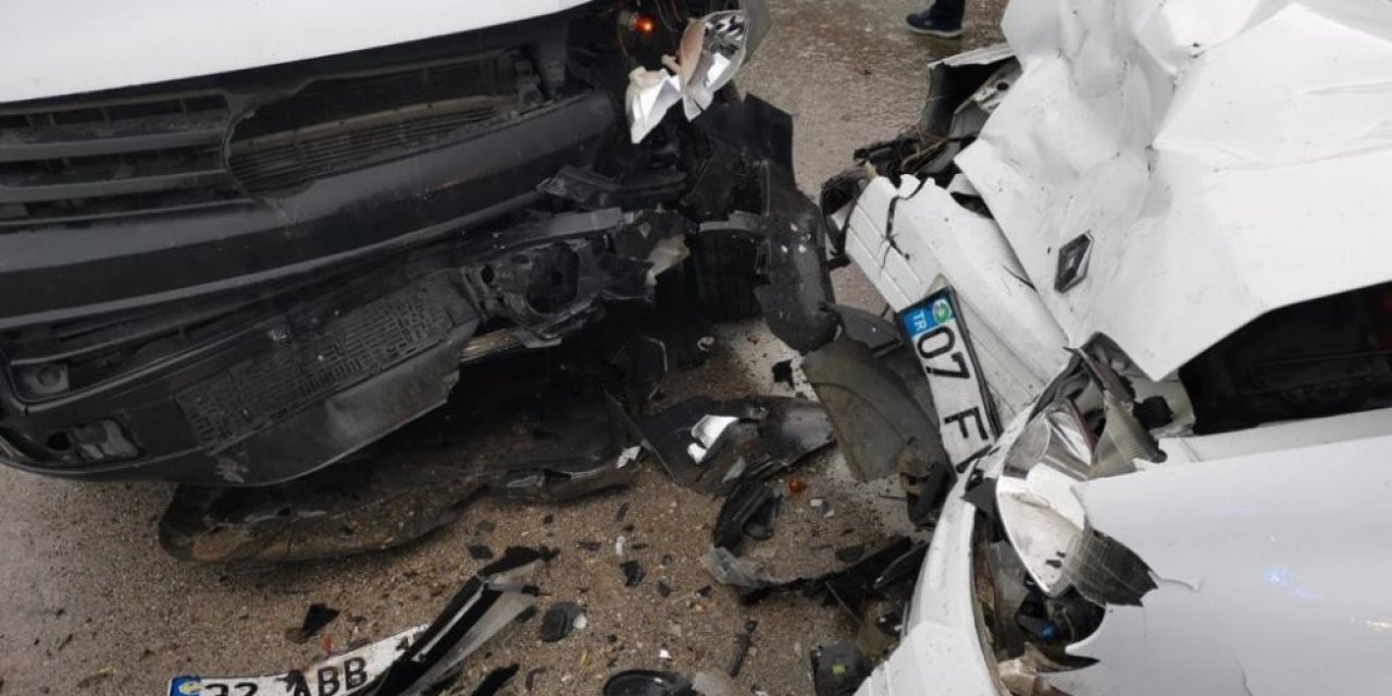 Isparta’da Minibüs İle Otomobil Çarpıştı: 4’ü Öğretmen 6 Yaralı