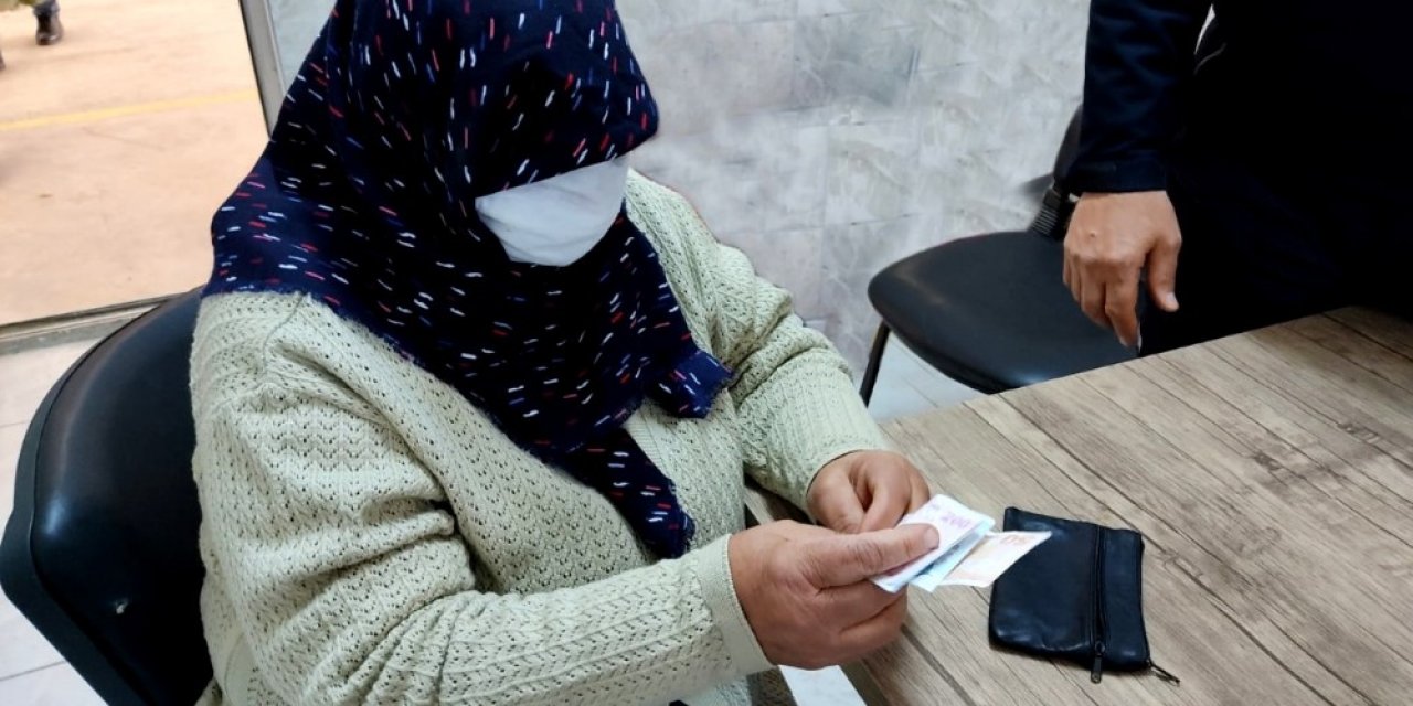 Yaşlı Kadın 2 Ay Önce Kaybolan Para Dolu Cüzdanına Kavuştu