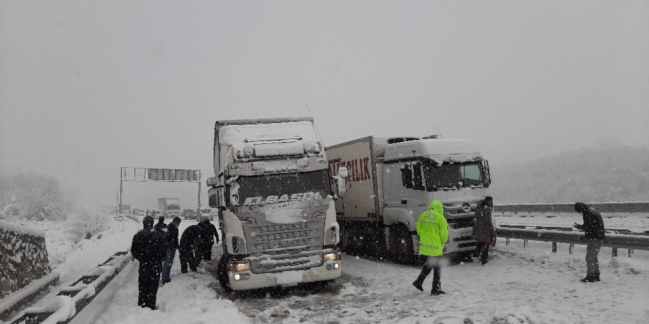 Sinop’ta Kar Esareti: 228 Köy Yolu Kapandı, Yollarda Kilometrelerce Kuyruk Oluştu