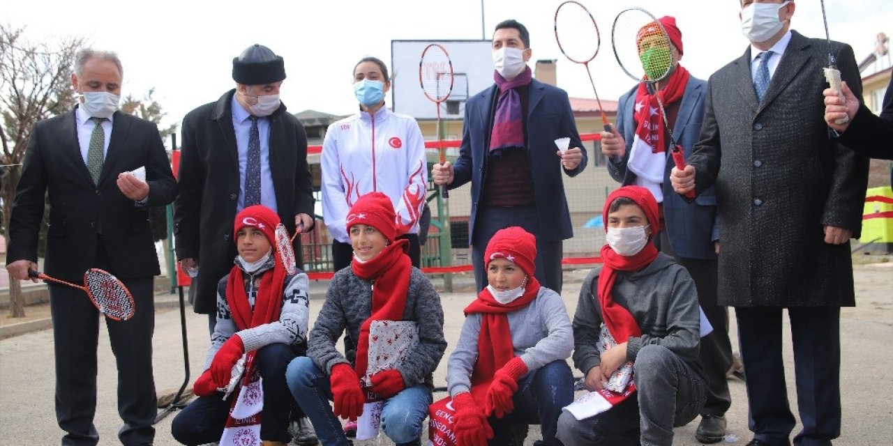 Köy Okulu Öğrencileri, Milli Sporcu Eşliğinde Badminton İle Tanıştı