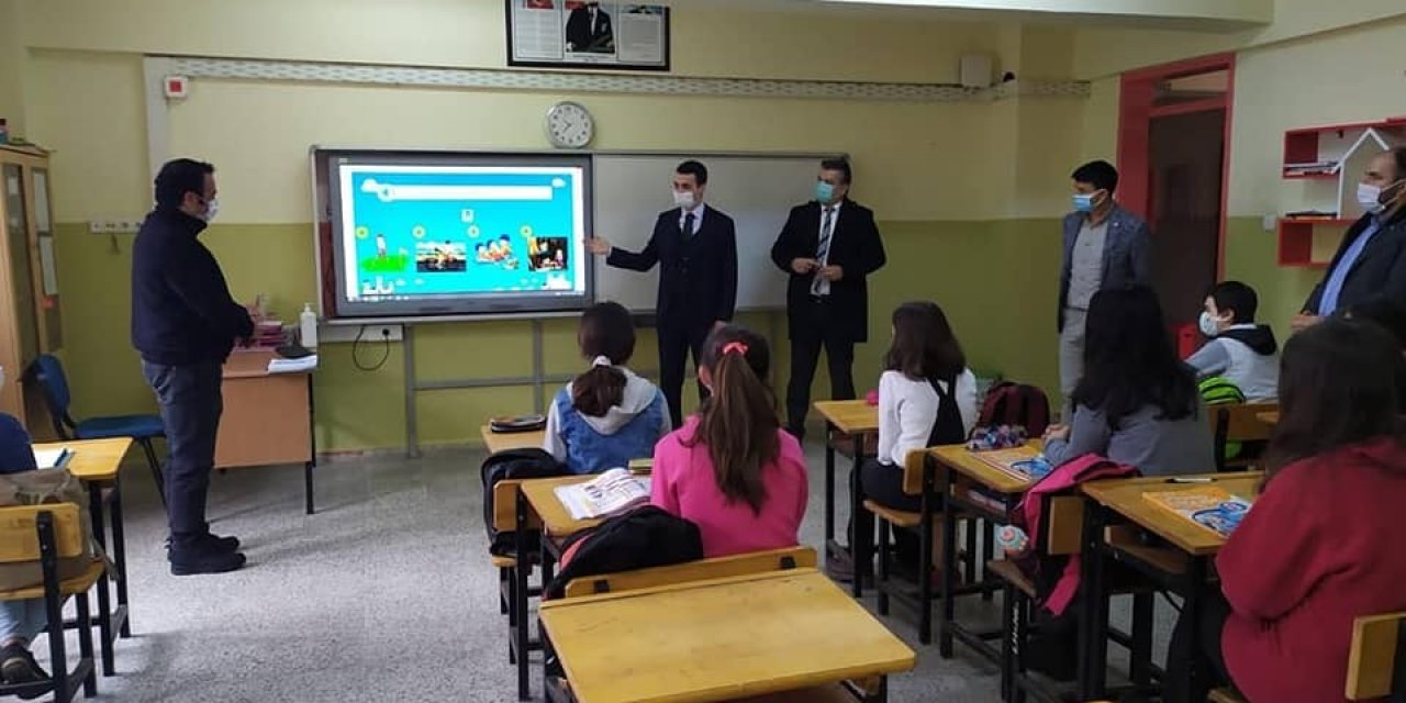 Kaymakam Alpay Ders Başı Yapan Öğrencileri Ziyaret Etti