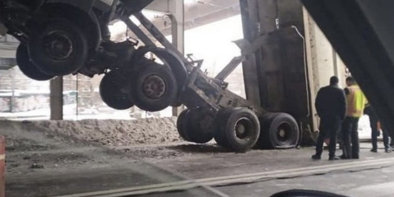 Ukrayna’da Dorsesi Köprüye Takılan Tır Şaha Kalktı