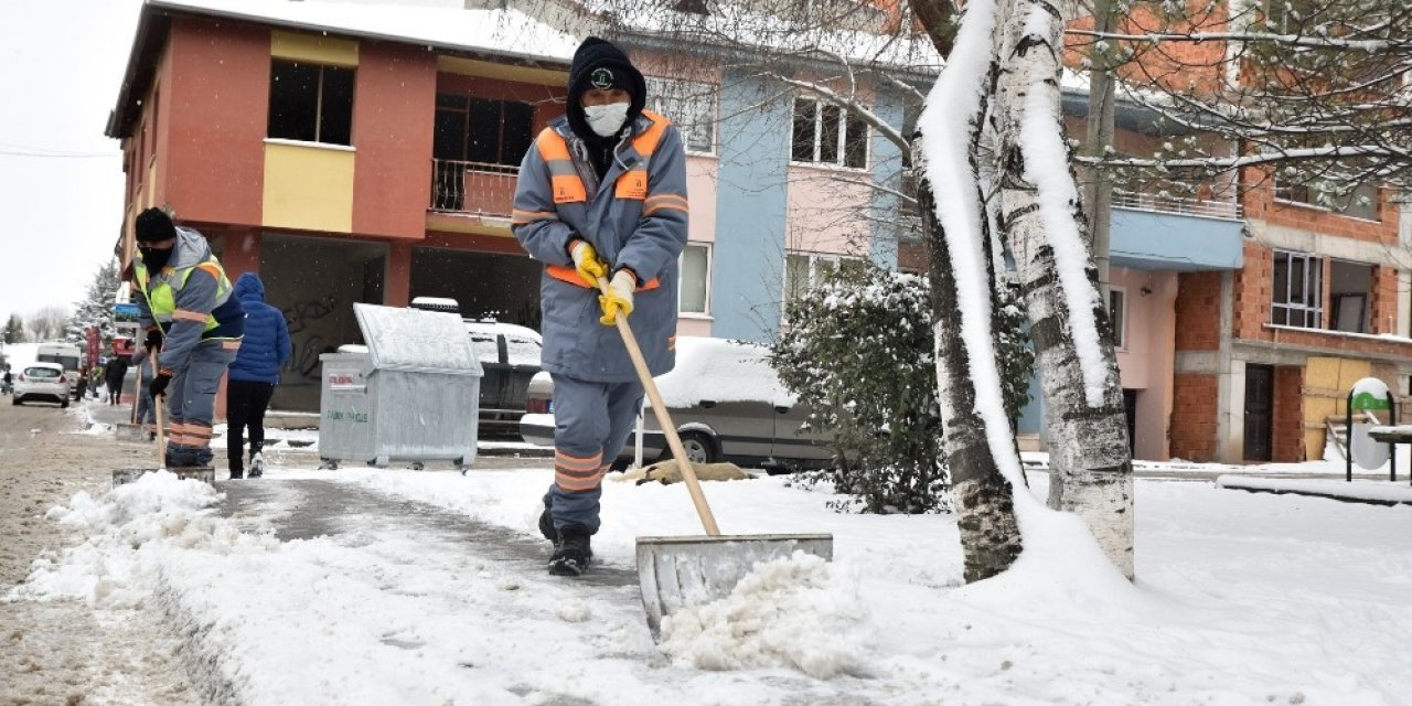 Tepebaşı’nda Kar İle Mücadele Sürüyor