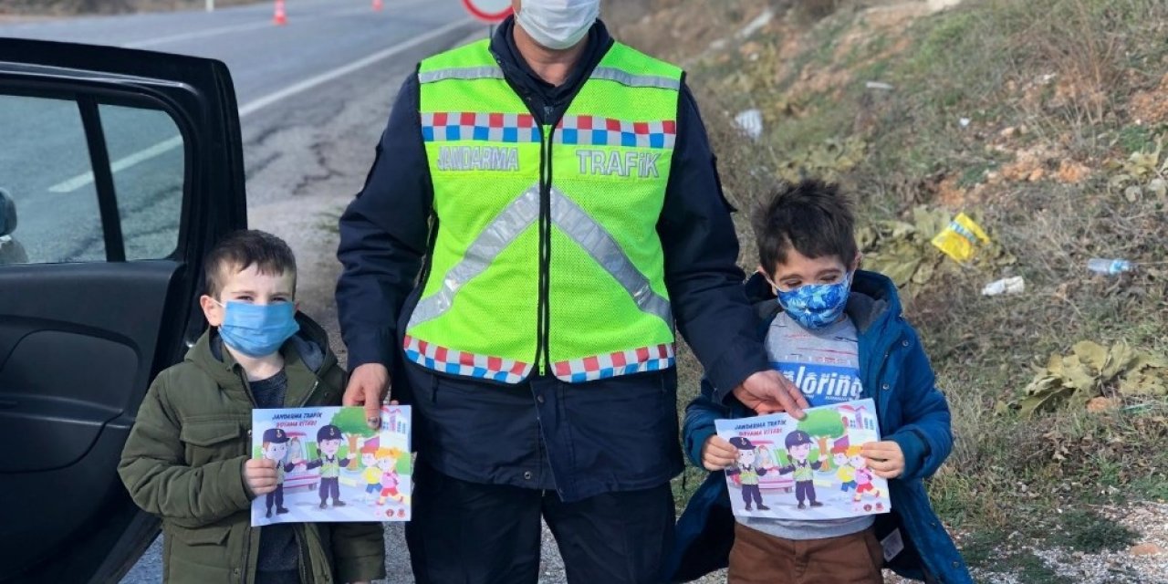 Jandarma Çocukları Boyama Kitabıyla Mutlu Etti