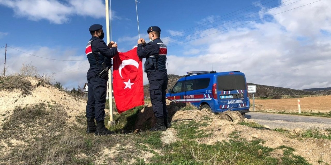Jandarmanın Bayrak Hassasiyeti Duygulandırdı
