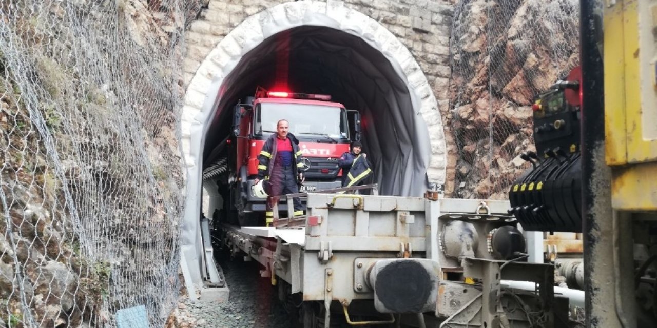 İ̇tfaiye Aracı Tüneldeki Yangına Vagonla Demiryolundan Ulaştı