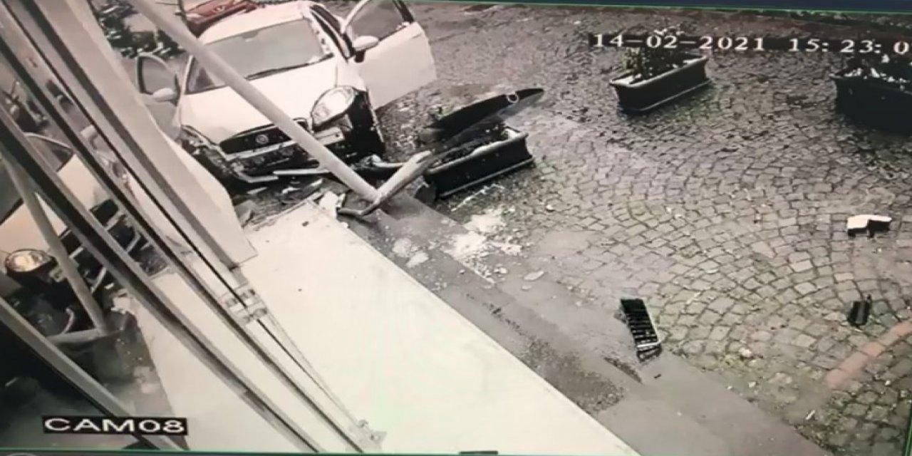 Kontrolden Çıkan Otomobil İş Yerine Böyle Daldı