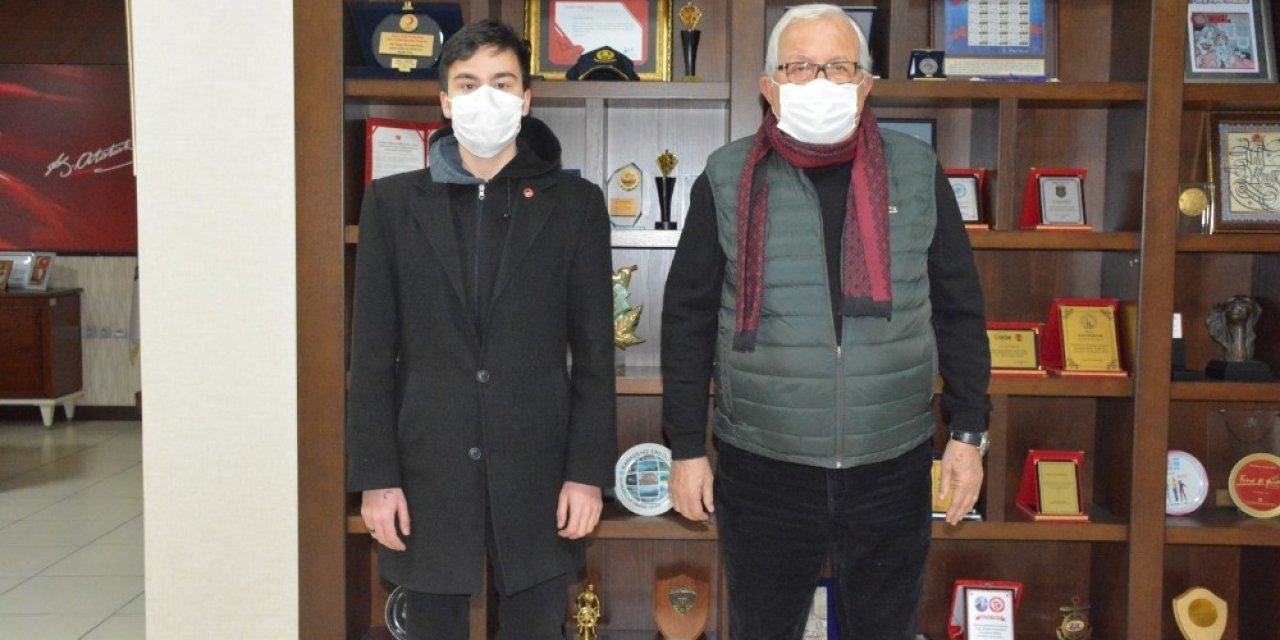 Ereğlili Genç İlk Kitabını Başkan Posbıyık’a Hediye Etti