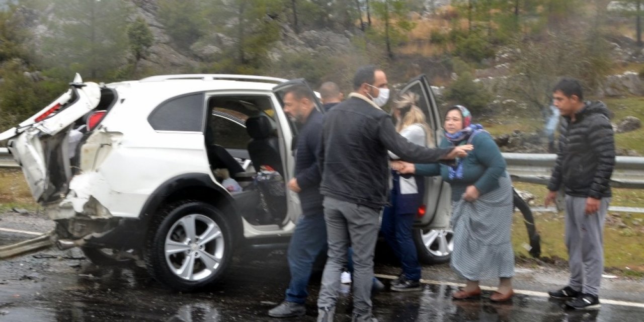 Antalya’da 4 Aracın Karıştığı Kazadan Sıcak Görüntüler