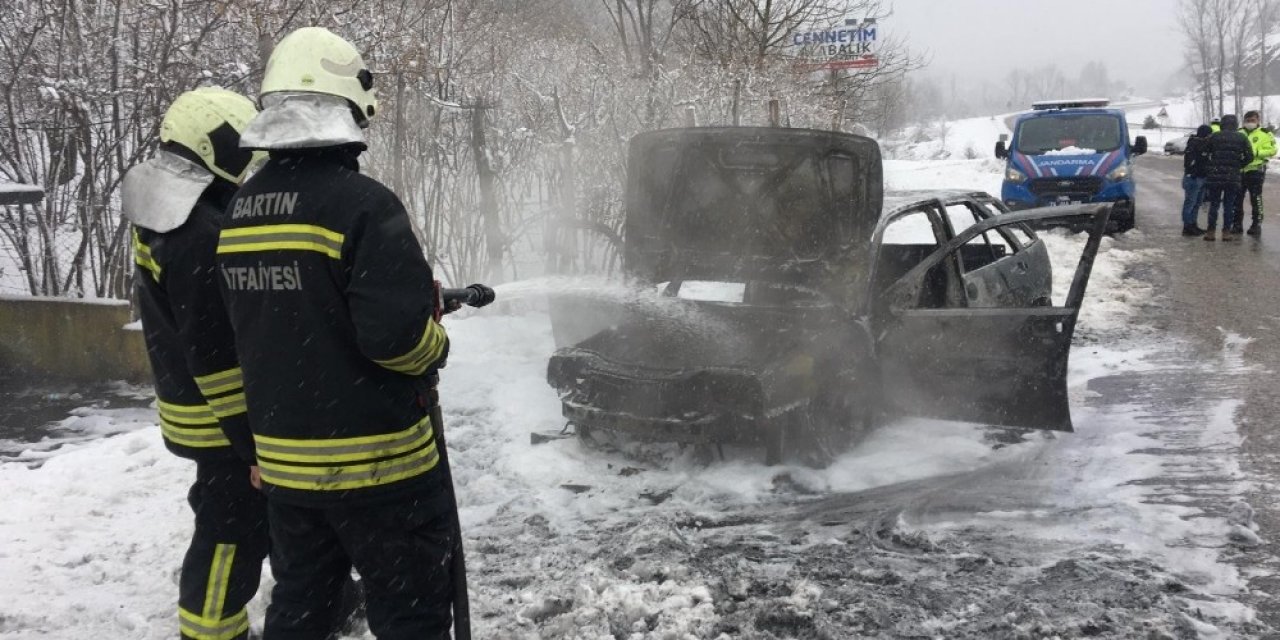 Alev Alan Araç Yanarak Kullanılamaz Hale Geldi