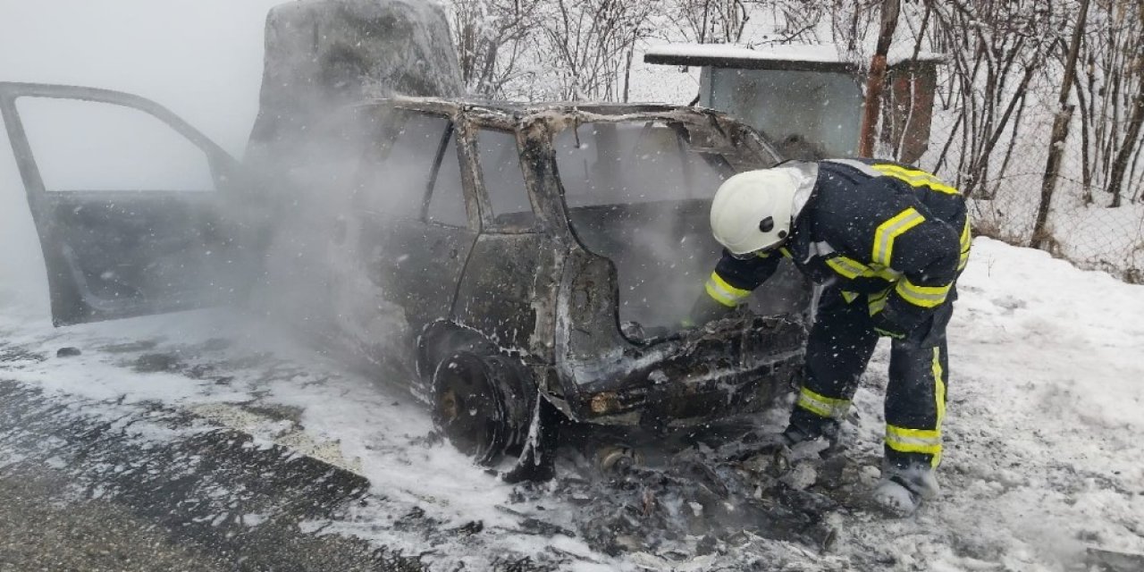 Motor Kısmından Alev Alan Otomobil Küle Döndü