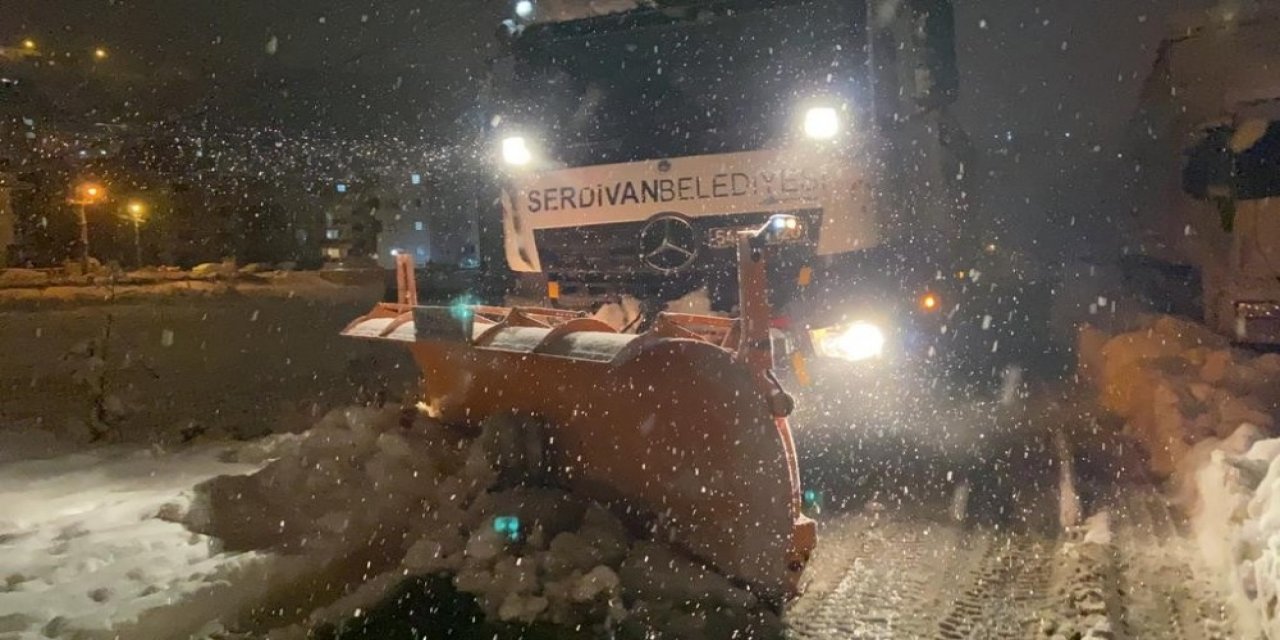 Serdivan’da Kar Mesaisi Devam Ediyor