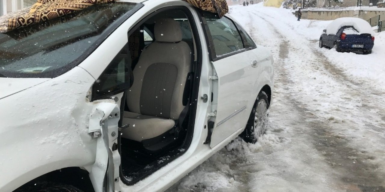 Aracının Üzerinde Biriken Karı Temizlerken Otomobil Çarptı