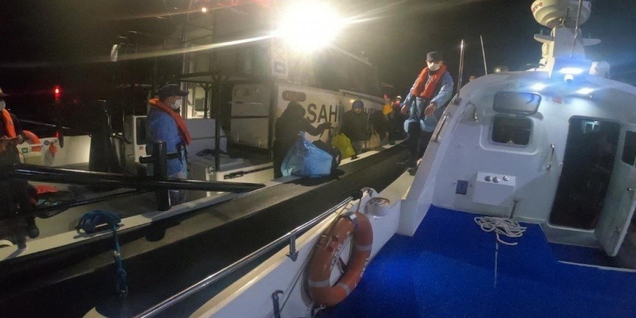 İ̇zmir Açıklarında Botla Sürüklenen 41 Göçmen Kurtarıldı