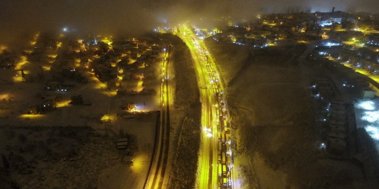 Yoğun Kar Yağışının Kapattığı Tem, 1,5 Saat Sonra Trafiğe Açıldı