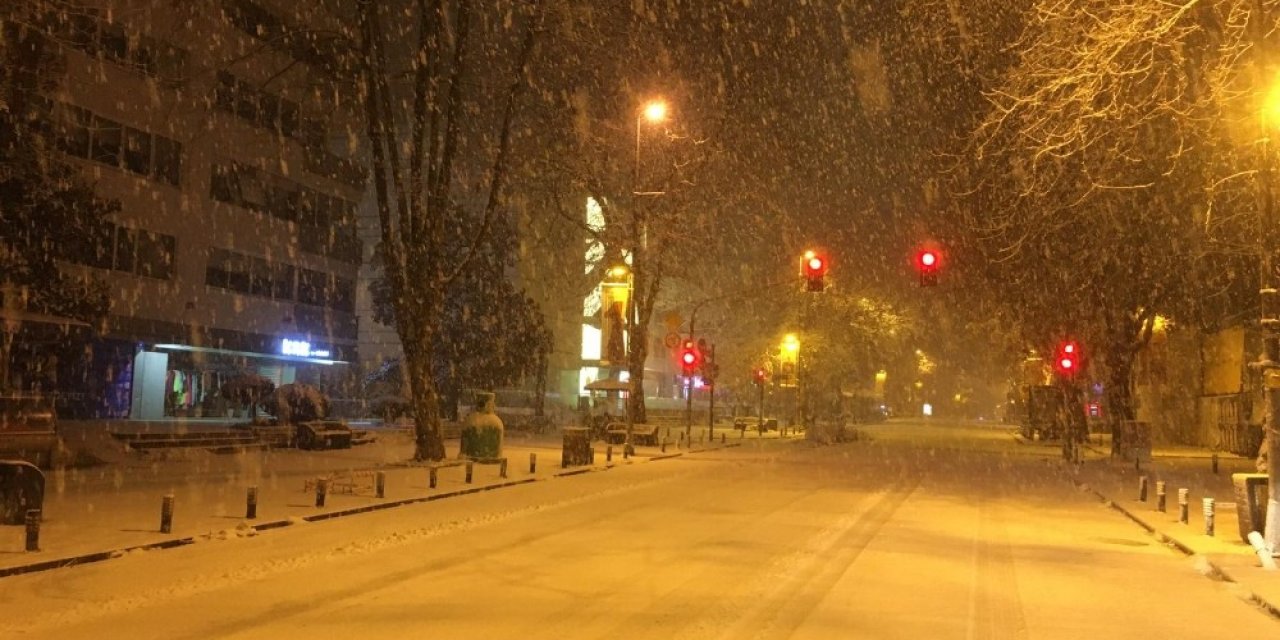 Yoğun Kar Yağışının Devam Ettiği Anadolu Yakasında Bağdat Caddesi Beyaza Büründü