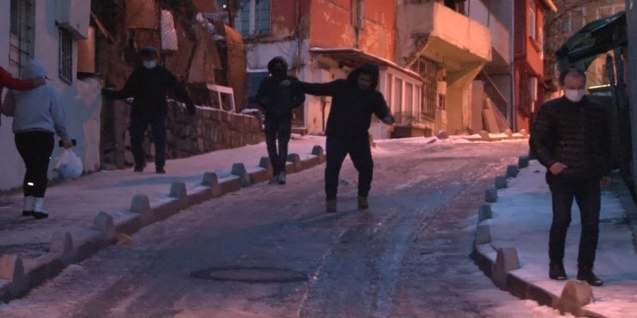 İ̇stanbul’da Kar Yağışı Sonrası Oluşan Don Nedeniyle Vatandaşlar Zor Anlar Yaşadı