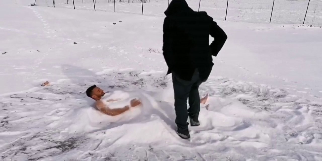 Dondurucu Soğuklara Aldırış Etmeden Kendisini Kara Gömdü