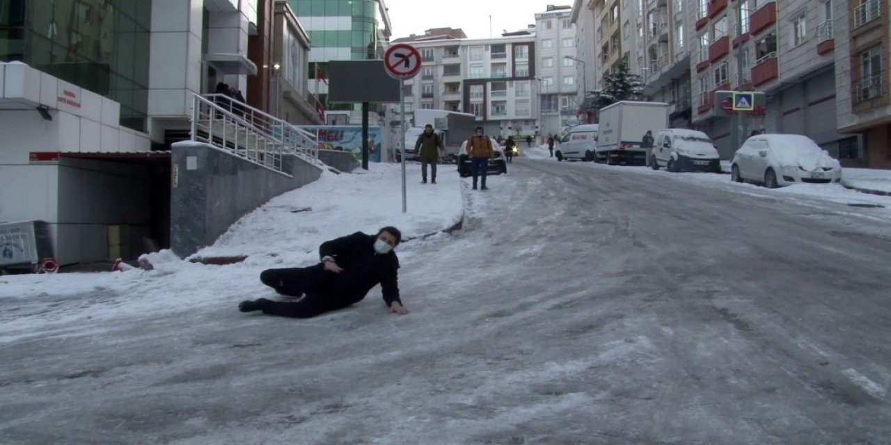 Esenyurt’ta Buz Tutan Yolda Düşen Vatandaşlar Kamerada