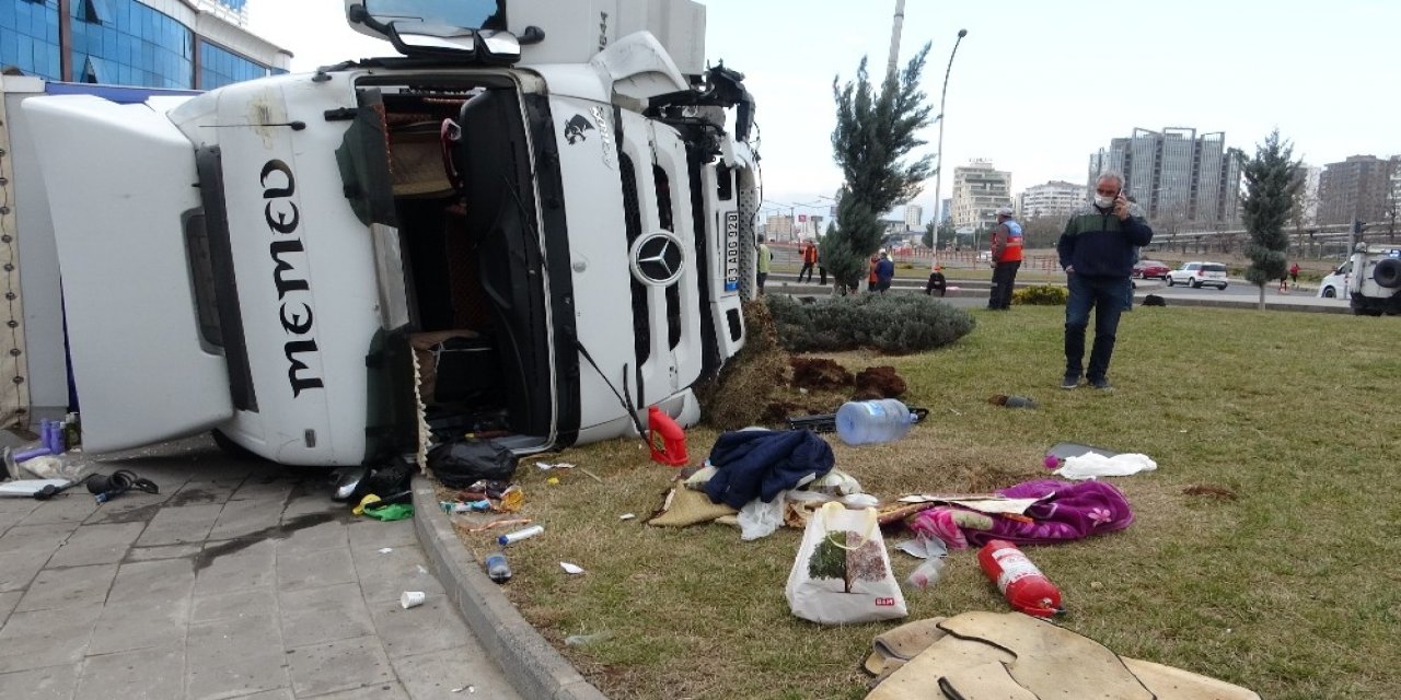 Diyarbakır’da Tır Devrildi, Karayolu Ulaşıma Kapandı