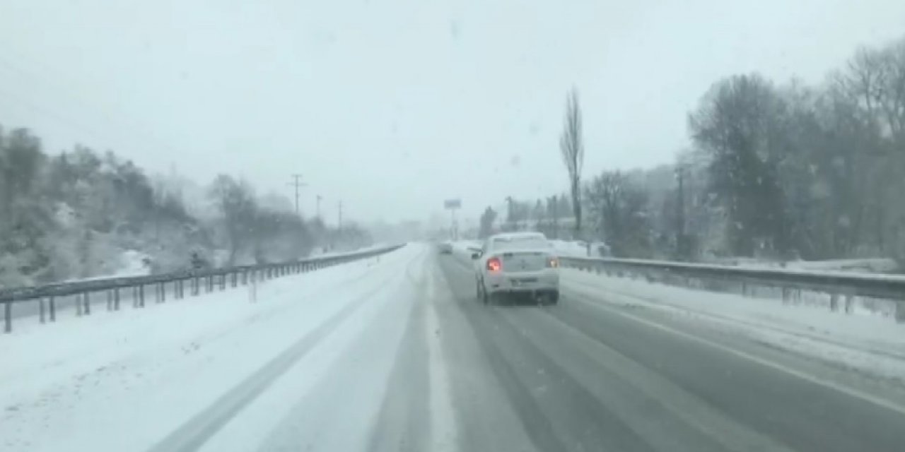 Kar Yağışı Yalova’da Da Etkili Oluyor. Araçlar Buzlanan Yollarda Kaldı
