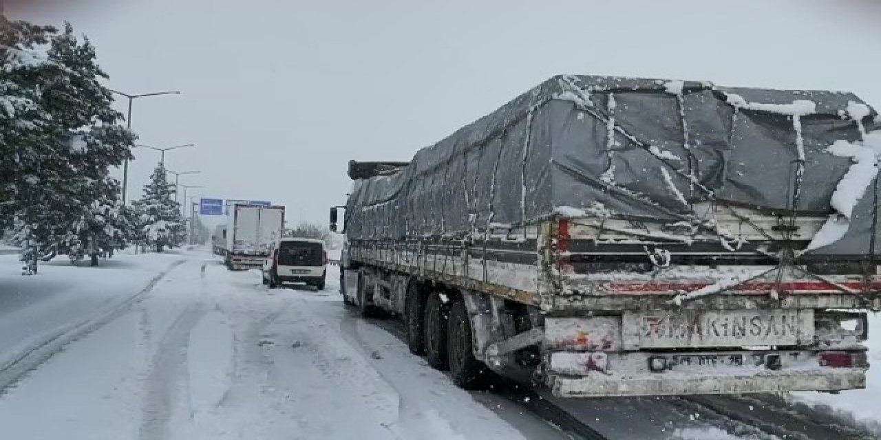 Balıkesir Bursa Karayolu Kar Sebebiyle Kapandı...yüzlerce Araç Yolda Kaldı